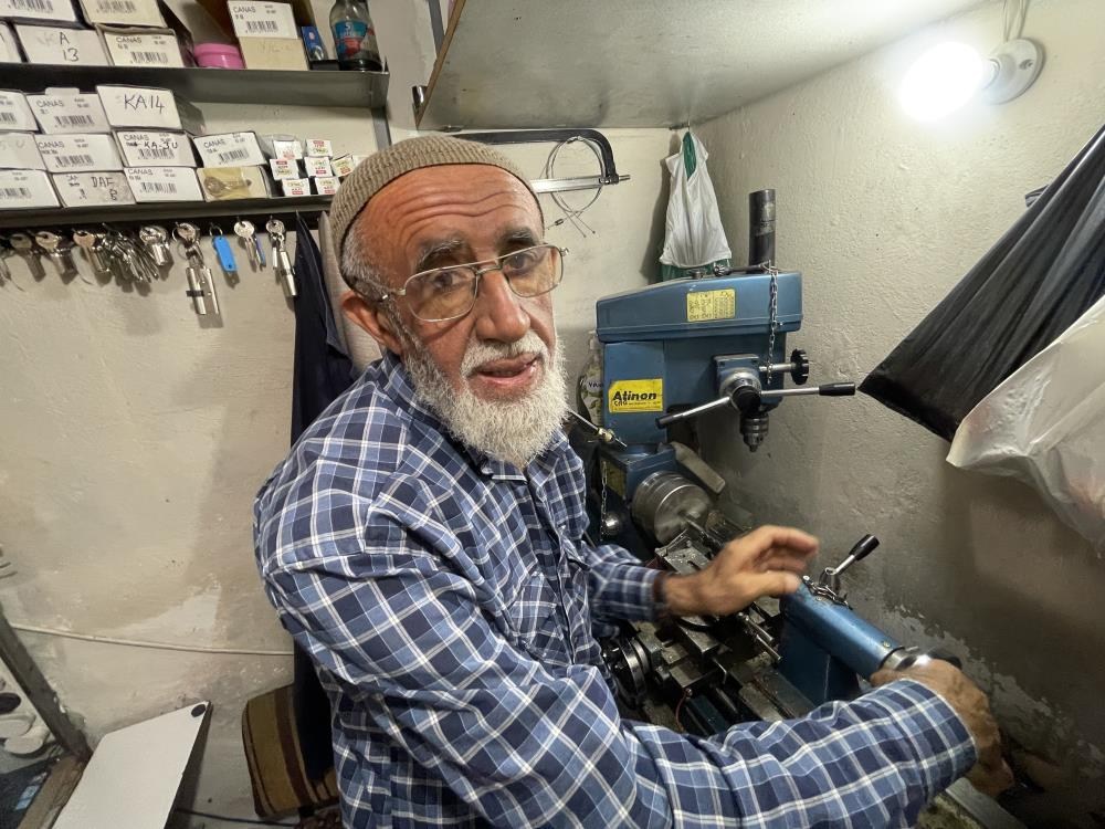 Küçücük dükkana 28 yıl sığdıran usta: “Burası bana saray gibi”