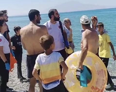 Van Gölü’nde boğulma tehlikesi geçiren baba ve oğlunu balıkçılar kurtardı