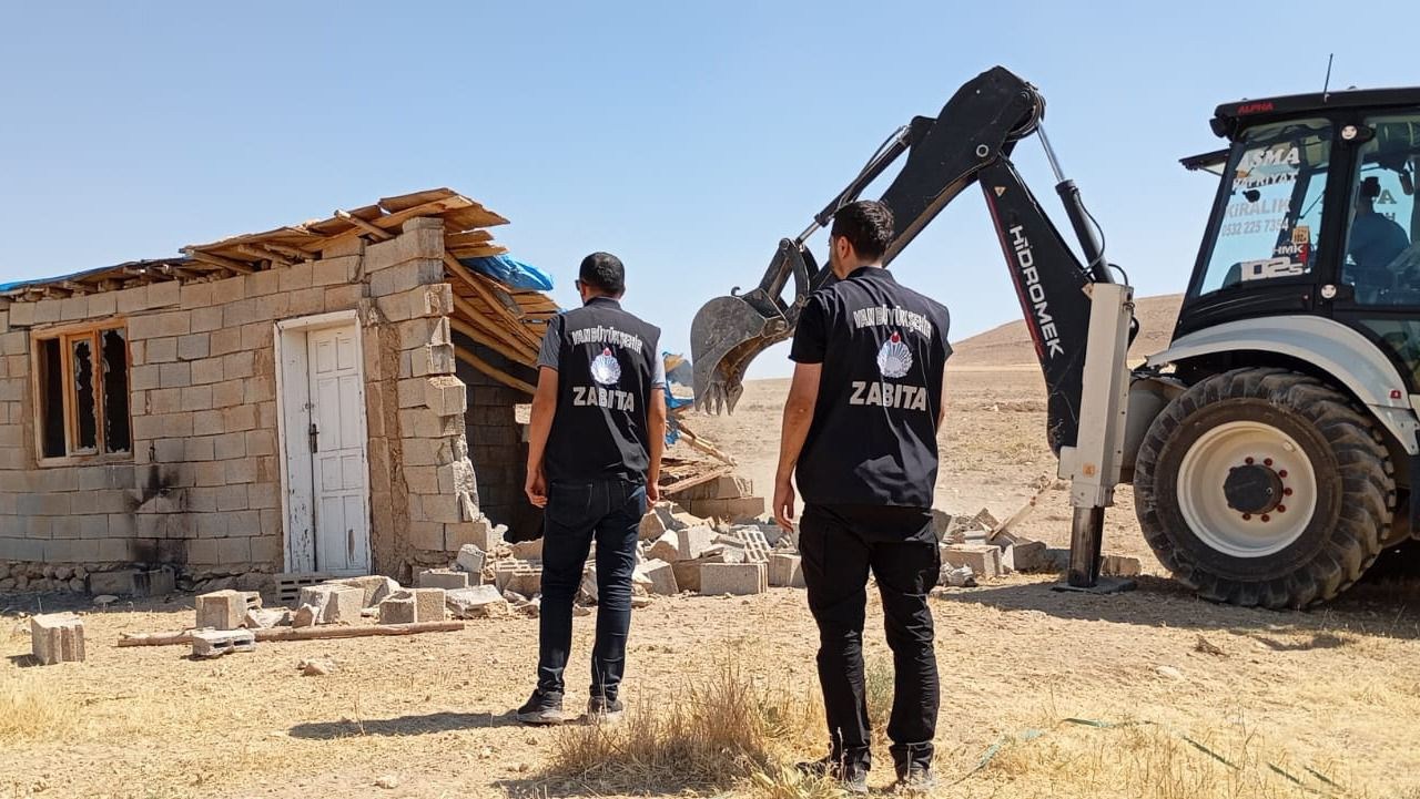 Van’da metruk yapı ve ahırların yıkımı sürüyor