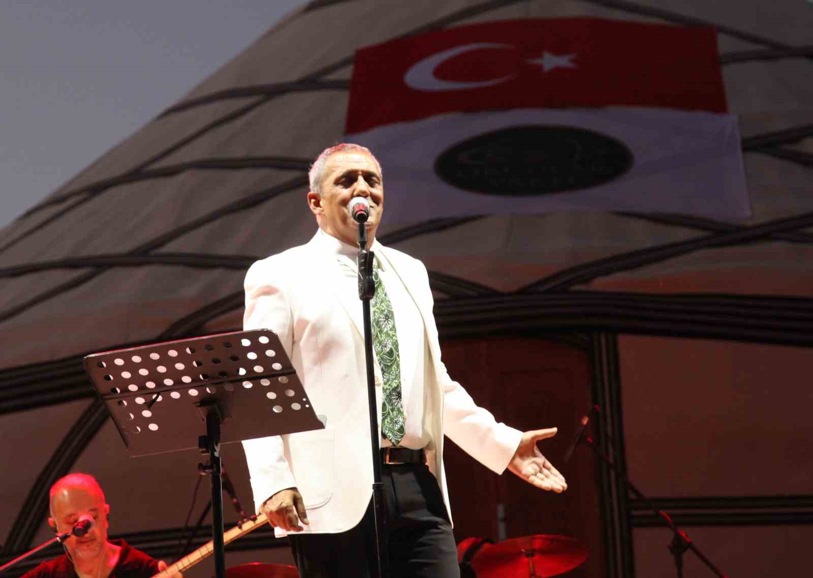 Bitlis’te konser veren Yavuz Bingöl, Gazze’deki zulme dikkat çekti