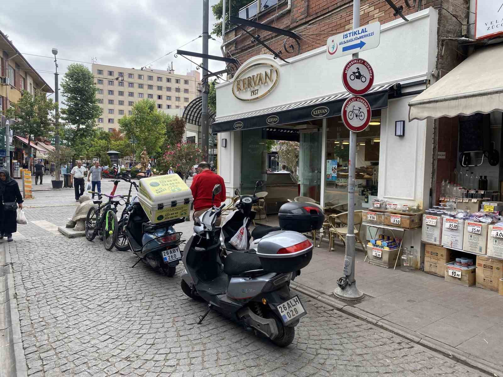 Bu sokakta trafik levhalarının hiçbir önemi yok