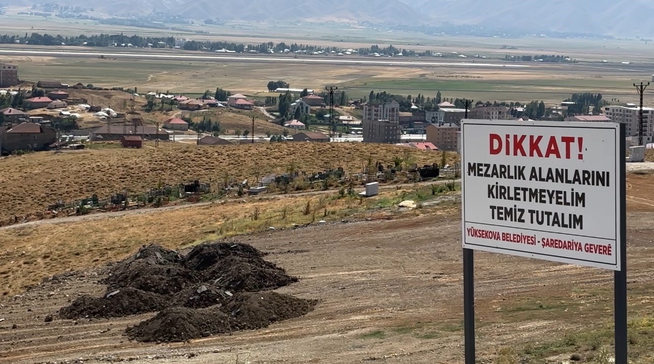 Yüksekova’da mezarlık yanına bırakılan bira şişeleri tepki topladı
