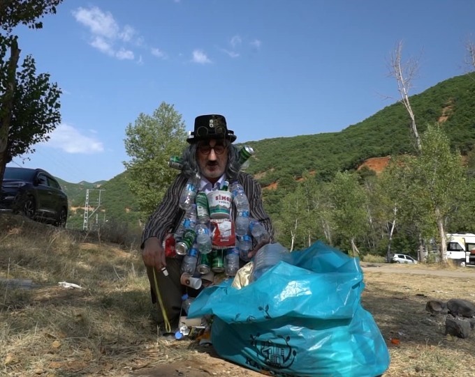 Çevre temizliğine dikkat çekmek için tiyatro oyunu oynadı