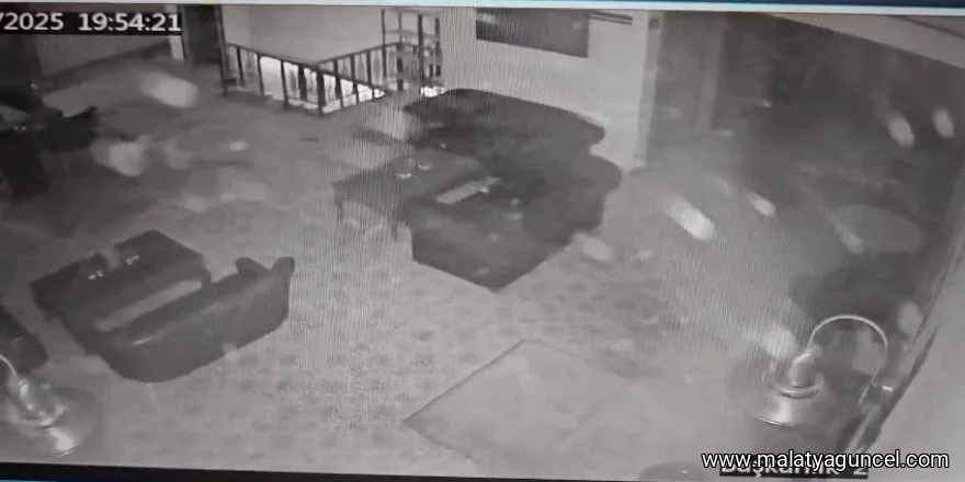 Balıkesir Sındırgı’da 6.1’lik Deprem: Kameralar Sarsıntıya Dayanamadı