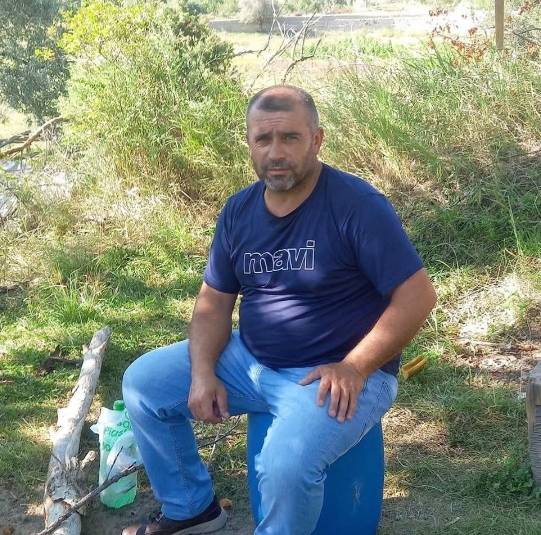 Dinlenmek için oturduğu ağacın altında hayatını kaybetti