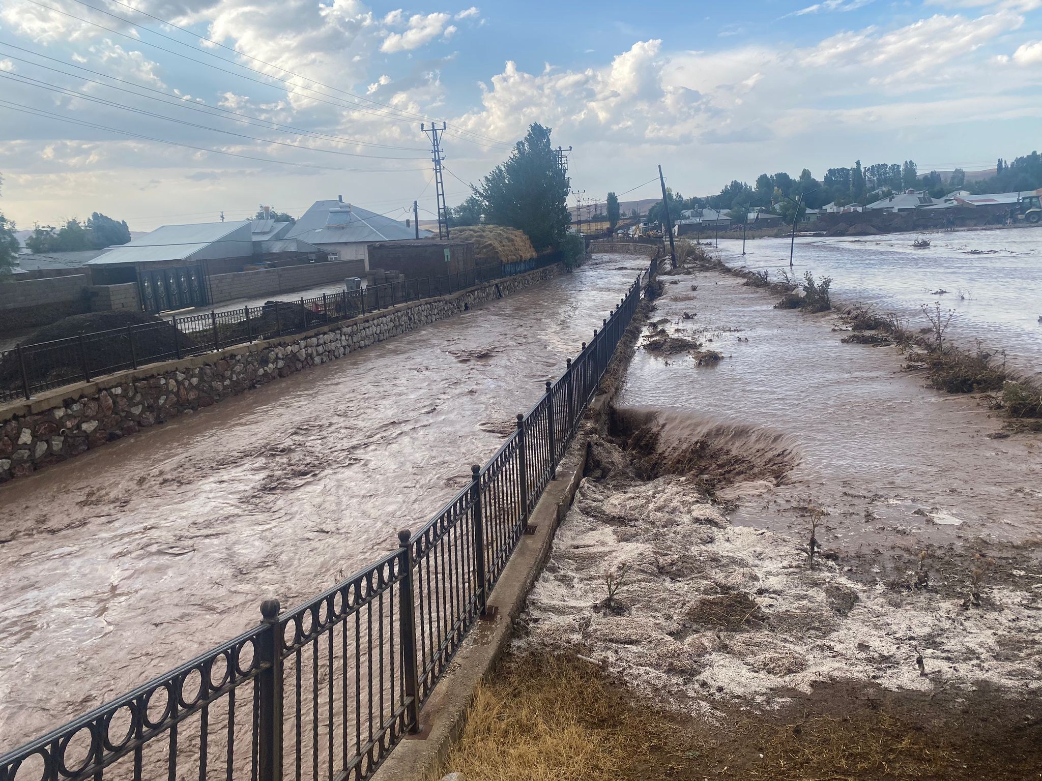 Van’ın Saray ve Özalp ilçelerinde sağanak felaketi: Mahalleler sular altında kaldı