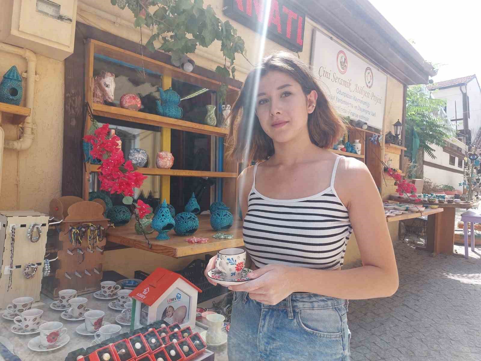 El Emeğiyle Şekillenen Çiniler Beğeni Topluyor