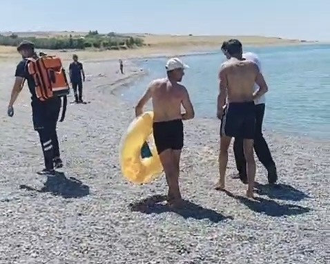 Van Gölü’nde boğulma tehlikesi geçiren baba ve oğul balıkçılar tarafından kurtarıldı