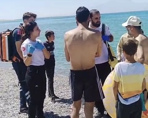 Van Gölü’nde boğulma tehlikesi geçiren baba ve oğul balıkçılar tarafından kurtarıldı