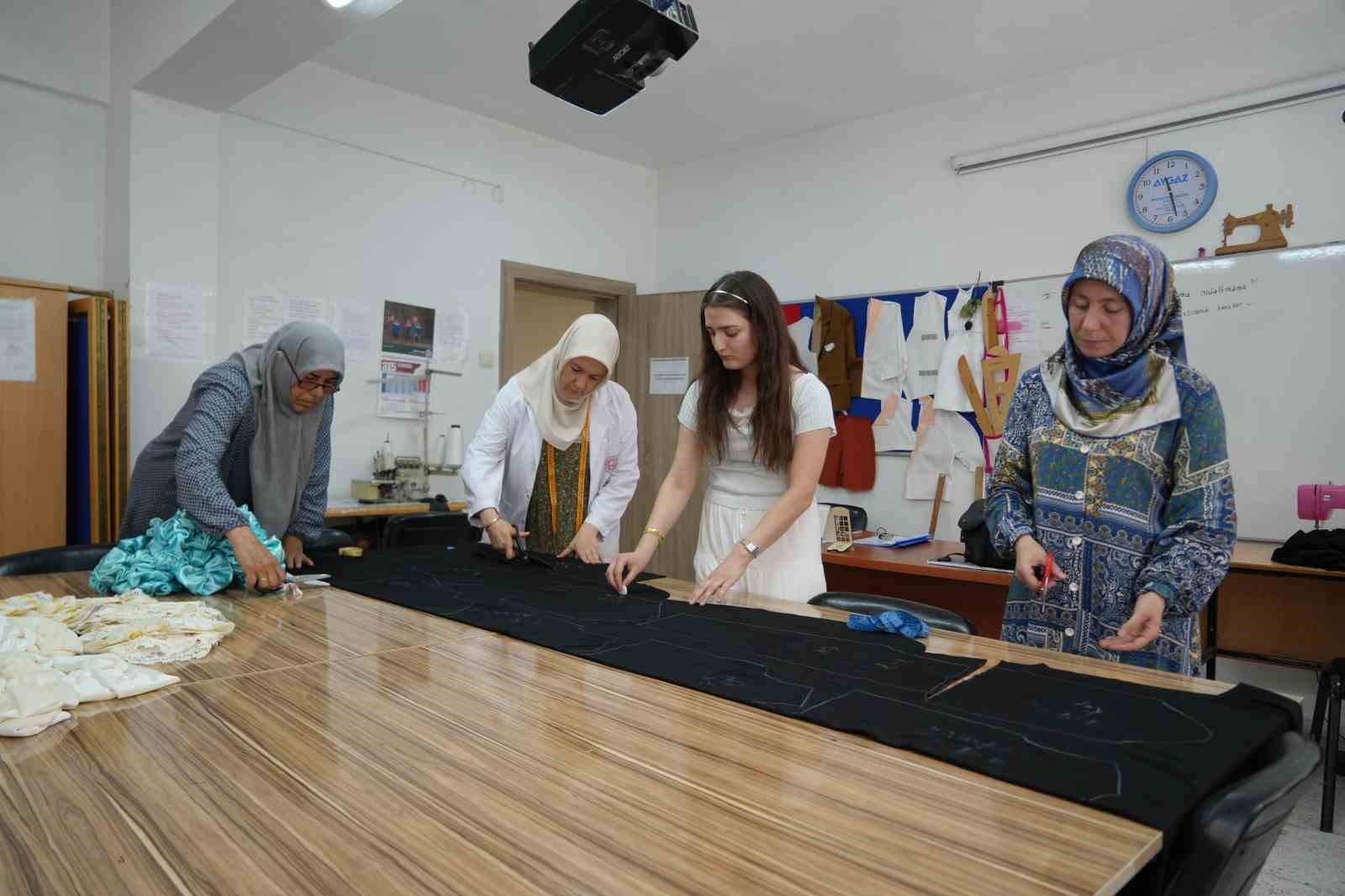 Gazzeli çocuklar için binlerce kıyafet diktiler