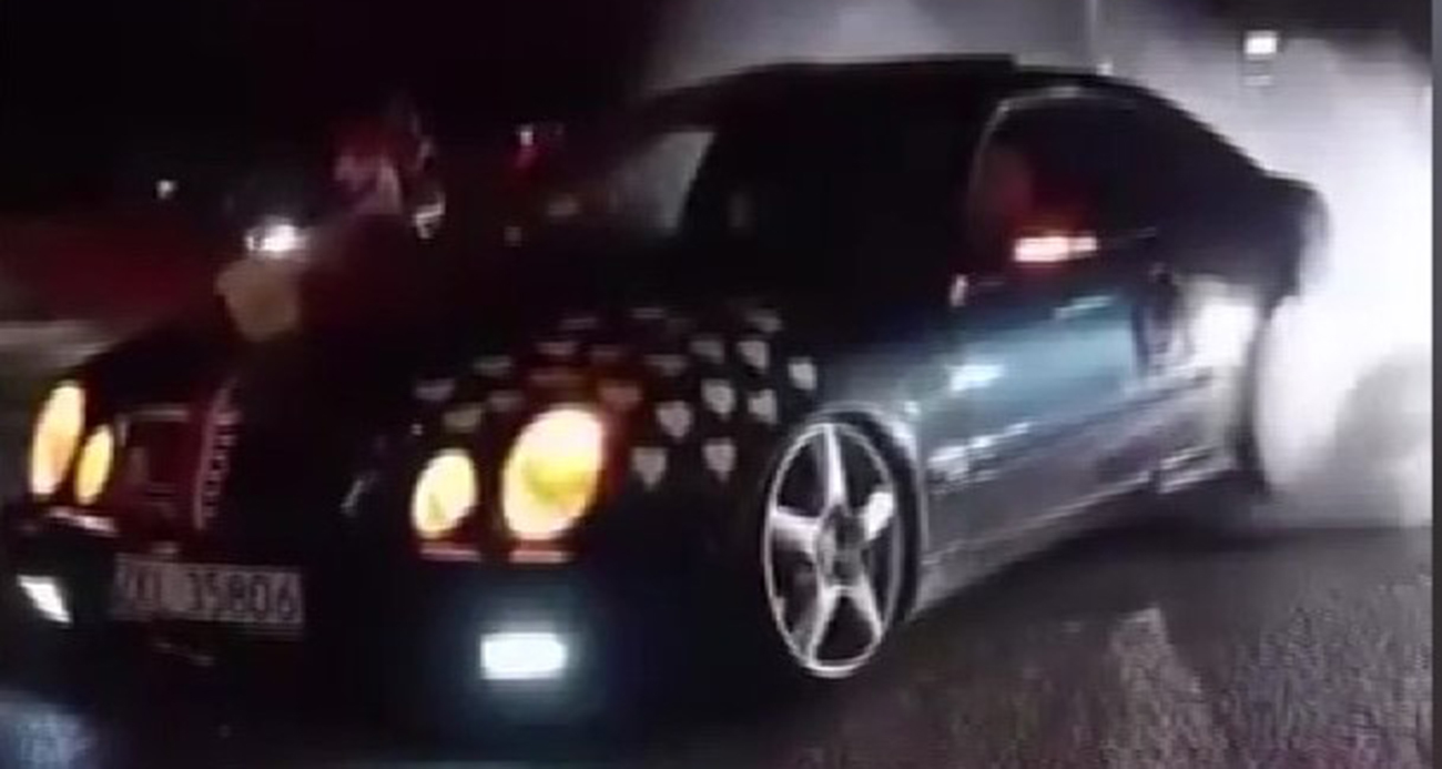 Gelin arabasıyla yolu kapatıp lastik yaktılar; polis, aracı trafikten men etti