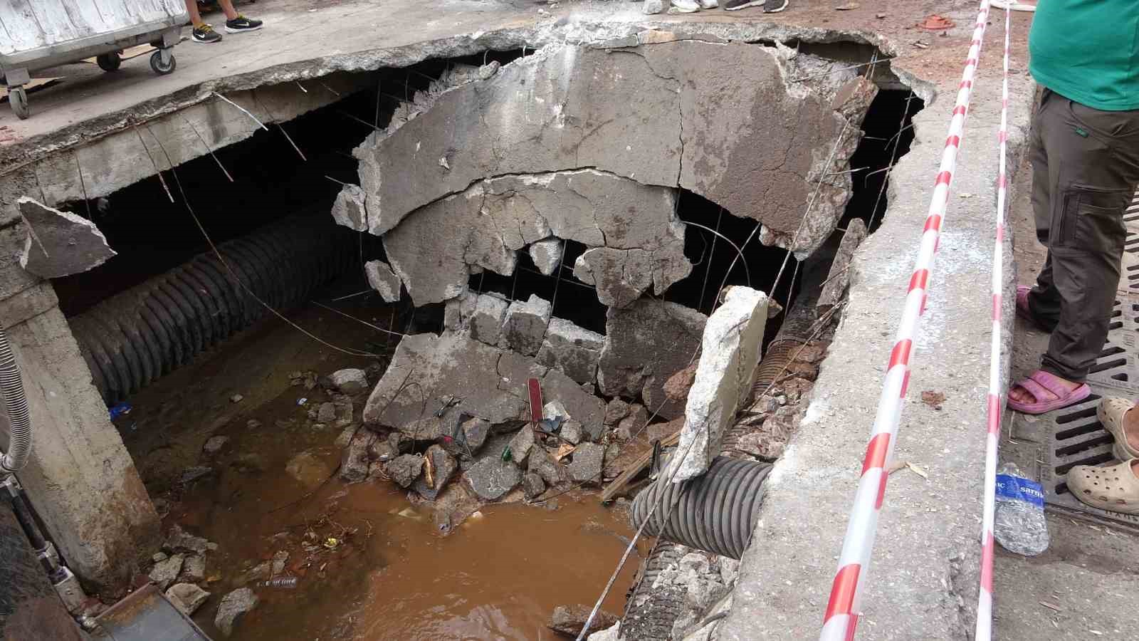 Hafriyat Kamyonu Yol Çökünce Çukura Düştü