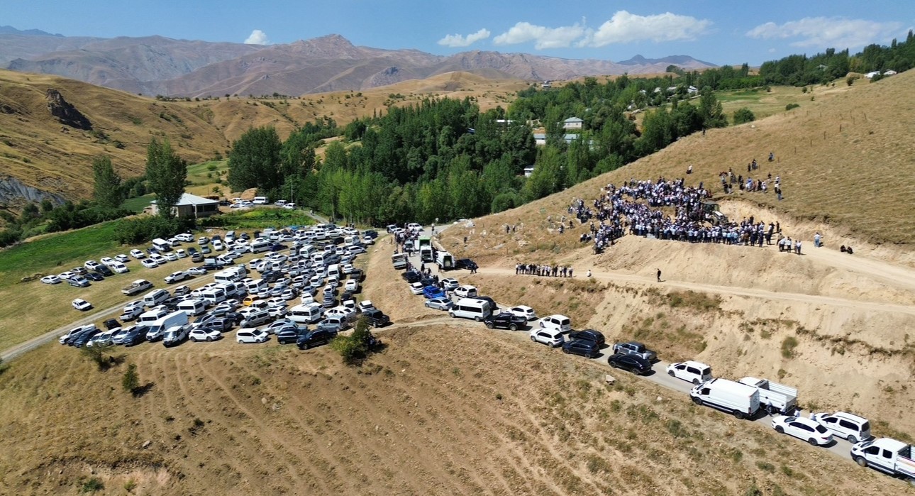 Hakkari’de kazada hayatını kaybeden 5 kişi toprağa verildi