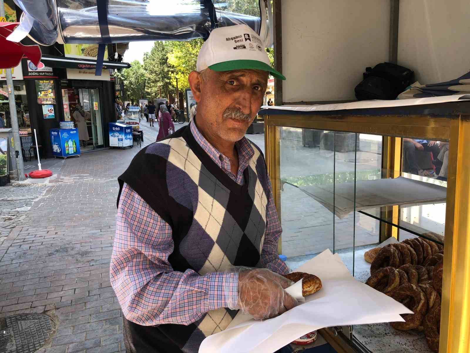 Hastalığına rağmen günde 12 saat güneş altında çalışıyor