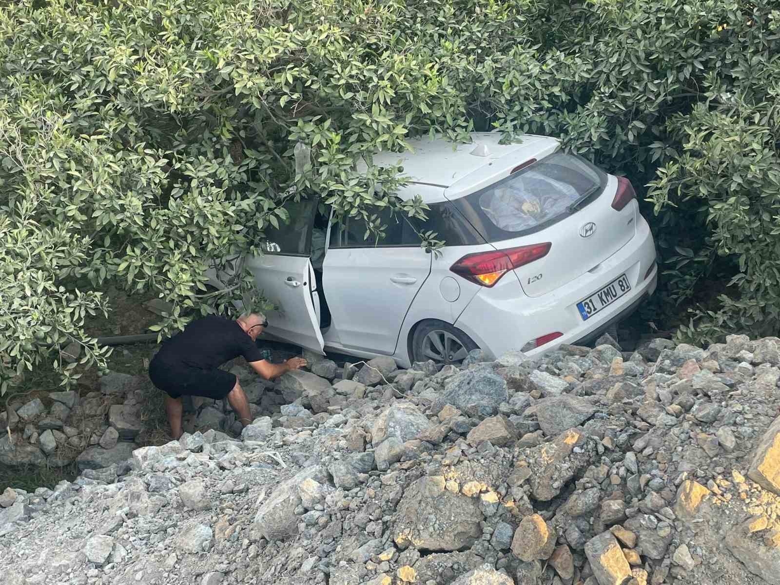 Hatay’da kontrolden çıkan otomobil bahçeye uçtu: 1 yaralı