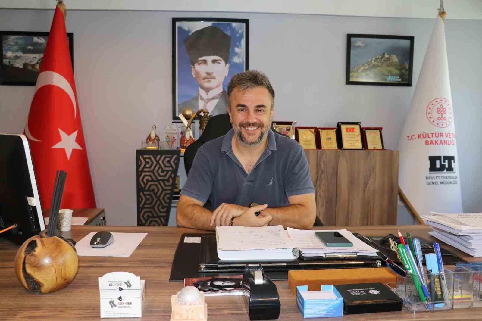 Hayaliyle Yola Çıktı, Devlet Tiyatrosunun Müdürü Oldu
