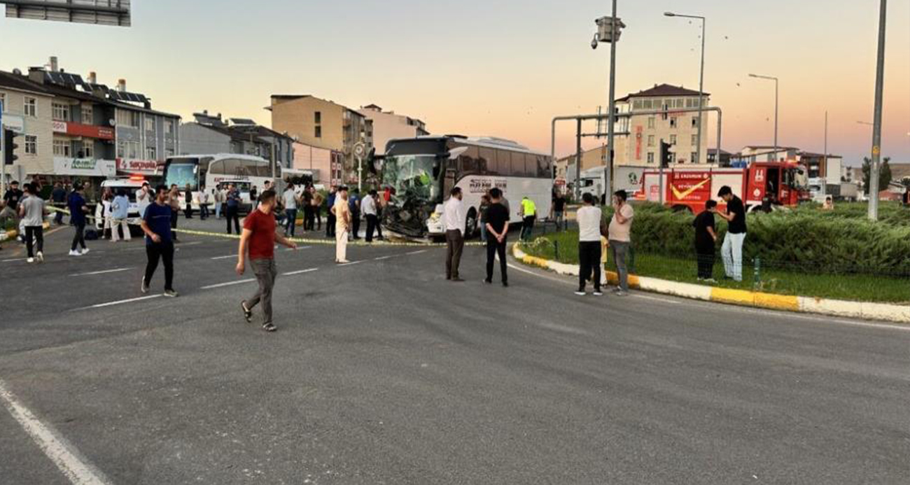 Horasan’da Otobüs ile Traktör Çarpıştı: 8 Yaralı