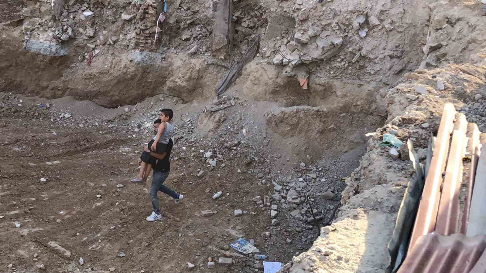 İnşaat çukuruna düşen çocuğu vatandaşlar kurtarıldı