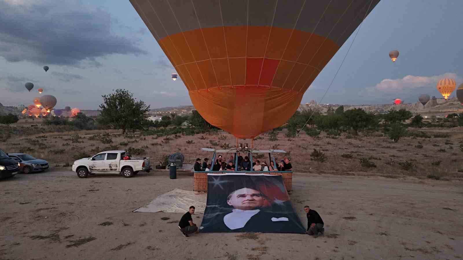 Kapadokya’da sıcak hava balonları Zafer Bayramı için havalandı