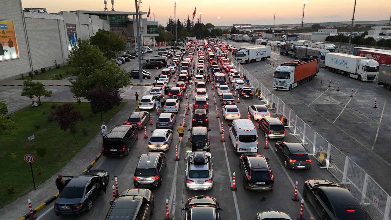 Kapıkule Sınır Kapısı’nda Gurbetçilerin Hüzünlü Veda Yolculuğu