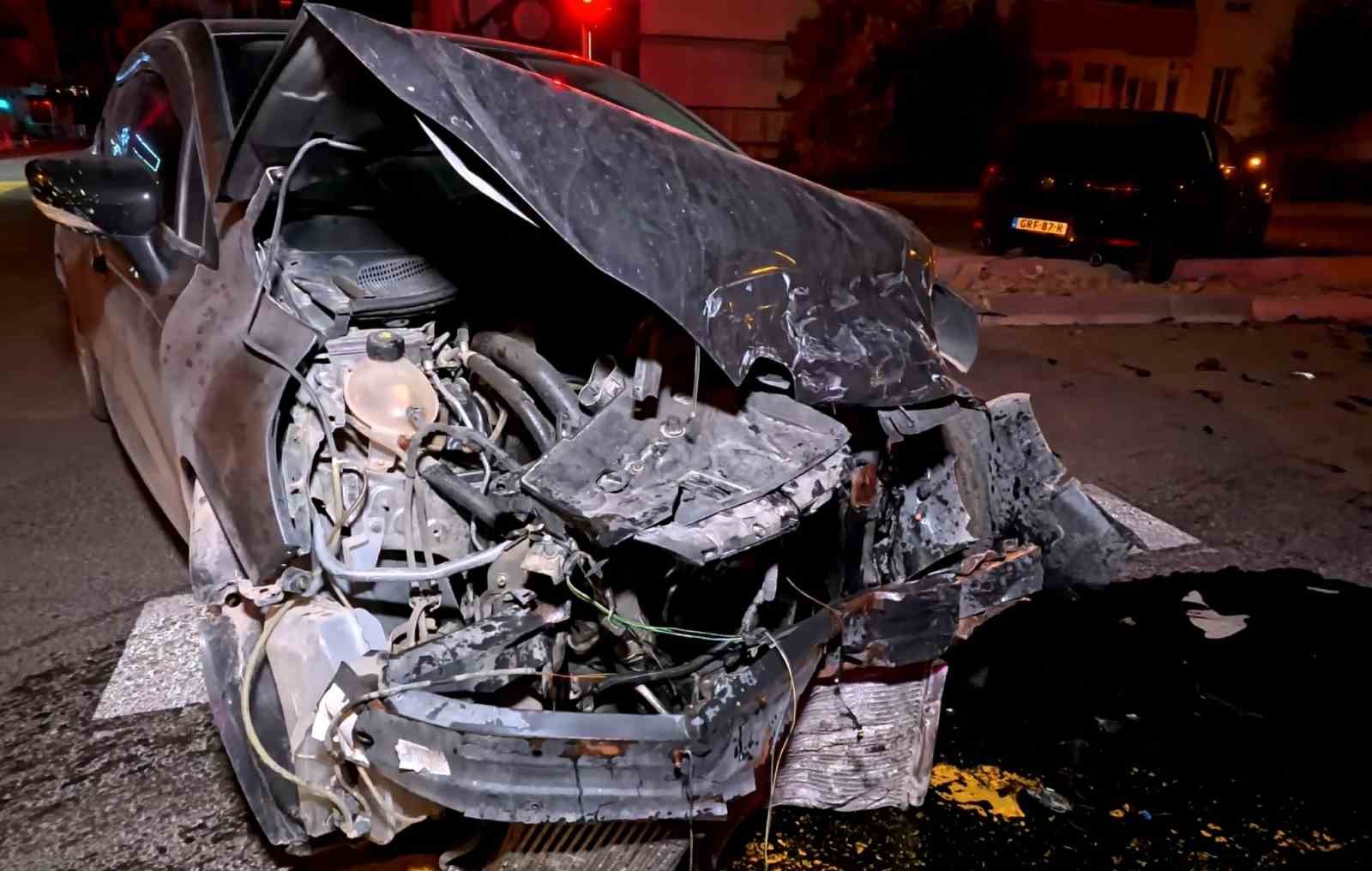 Kavşakta kaza yapan otomobil hurdaya döndü