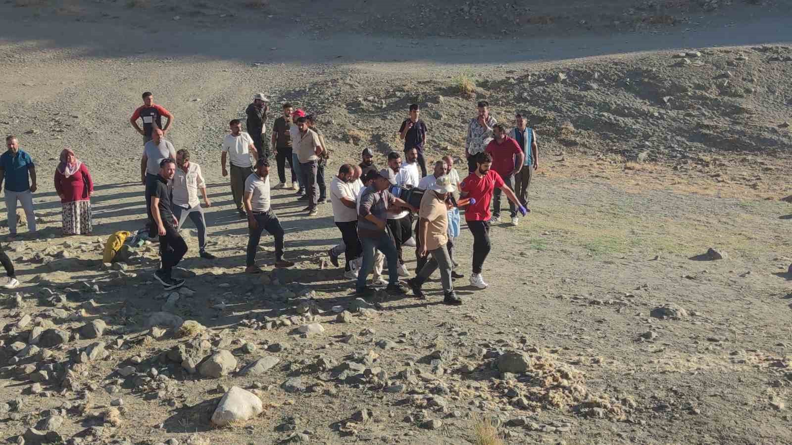 Van’da Yayla Yolunda Feci Kaza: Römork Devrildi, 8 Kişi Yaralandı!