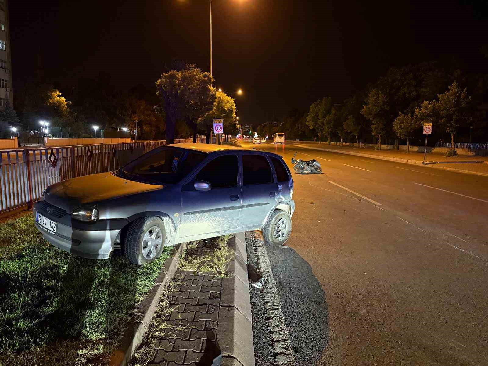 Kaza yapan otomobil refüje çıktı: 3 yaralı