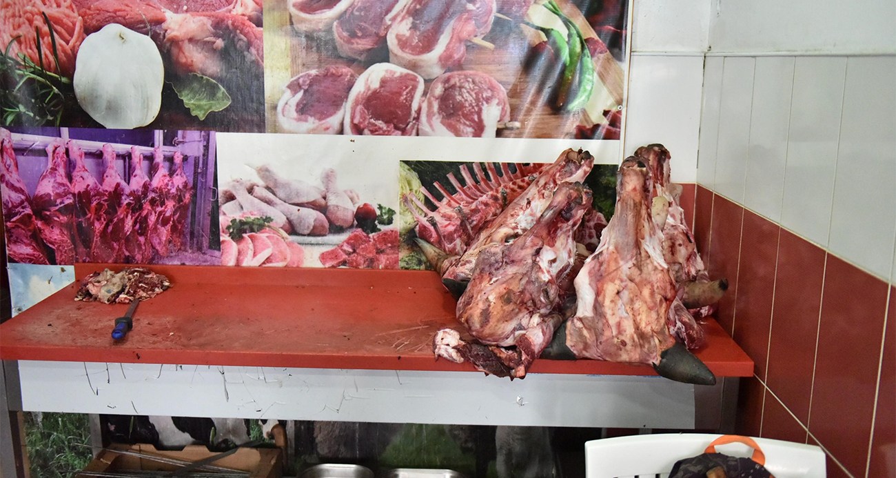 Yumurtadan hamam böceği, depoda tarihi geçmiş etler bulundu