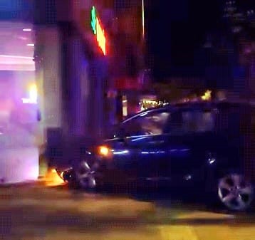 Kontrolden çıkan otomobil önce elektrik panosuna ardından motosiklete çarptı