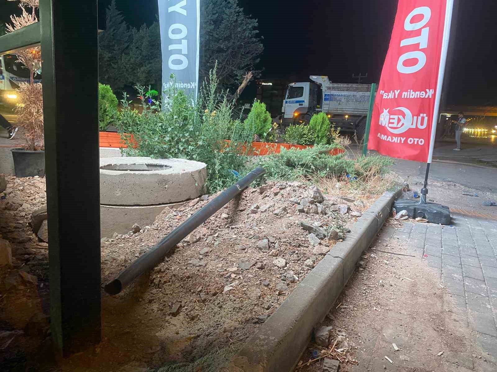 Kontrolden çıkan otomobil oto yıkamacıya uçtu: 3 yaralı