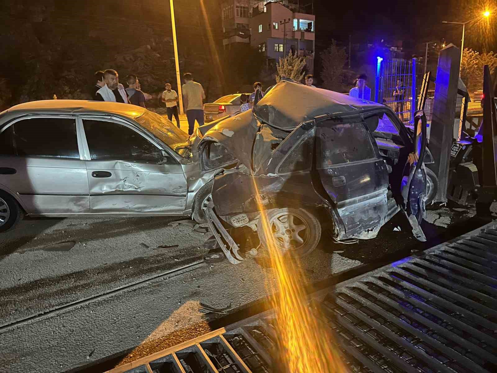 Kontrolden çıkan otomobil park halindeki araca çarptı