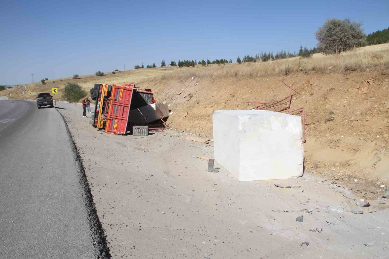 Mermer blok ve tomruk taşıyan tırlar devrildi: 2 yaralı