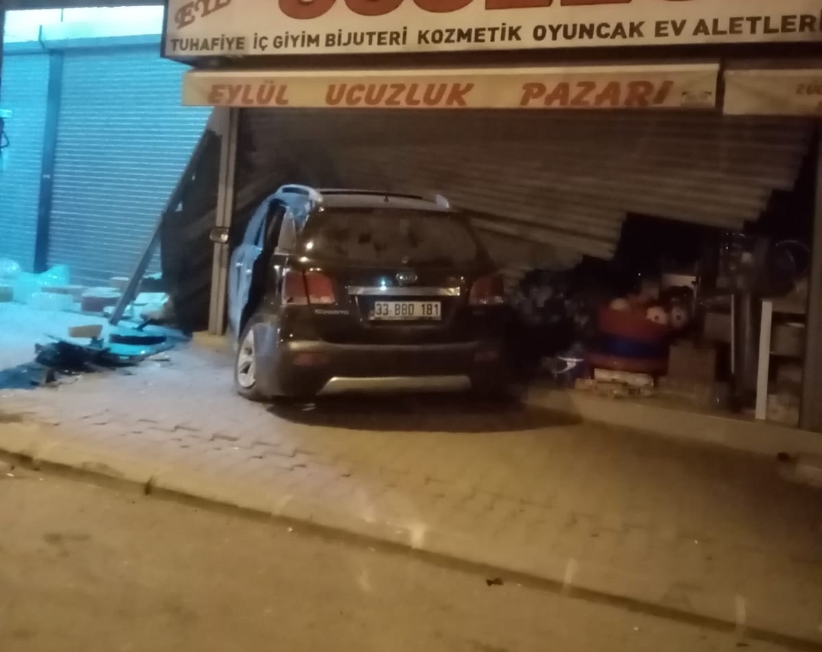 Mersin’de araç işyerine daldı: 2 yaralı