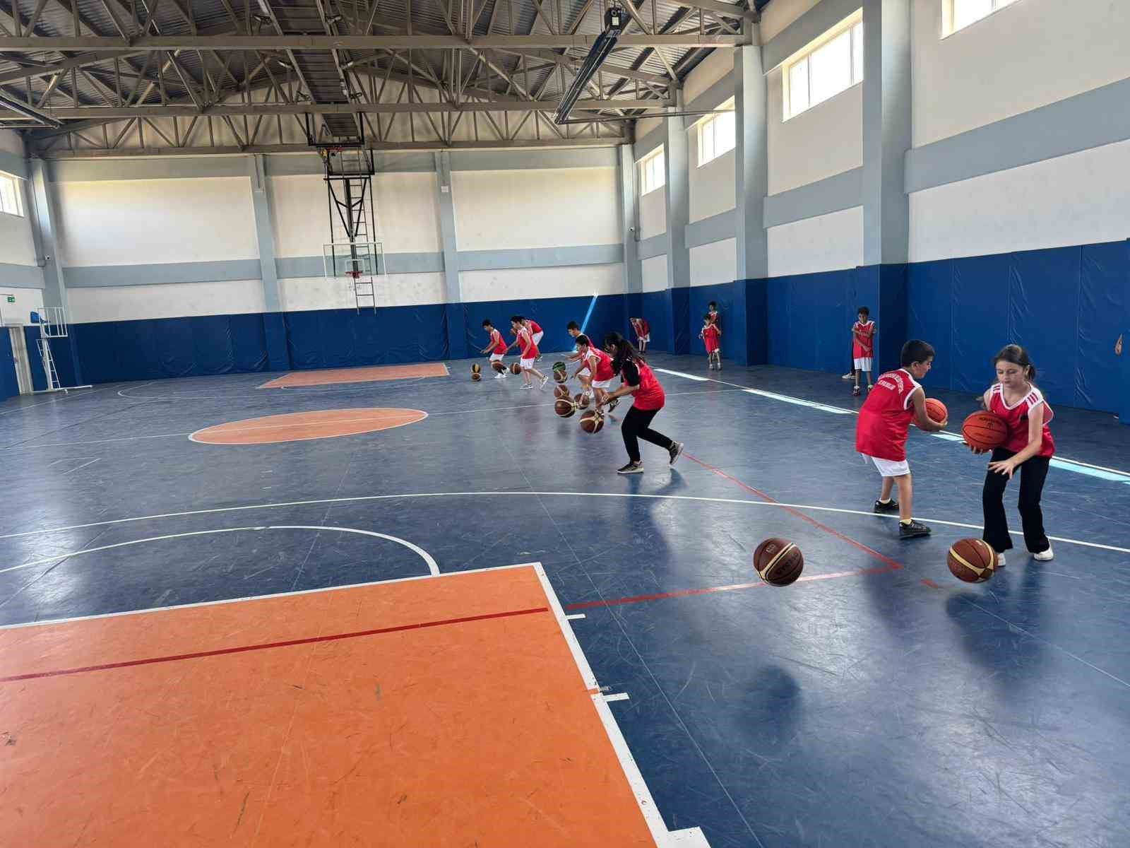Van’da Çocuklar Basketbol ile Hem Eğleniyor Hem Gelişiyor