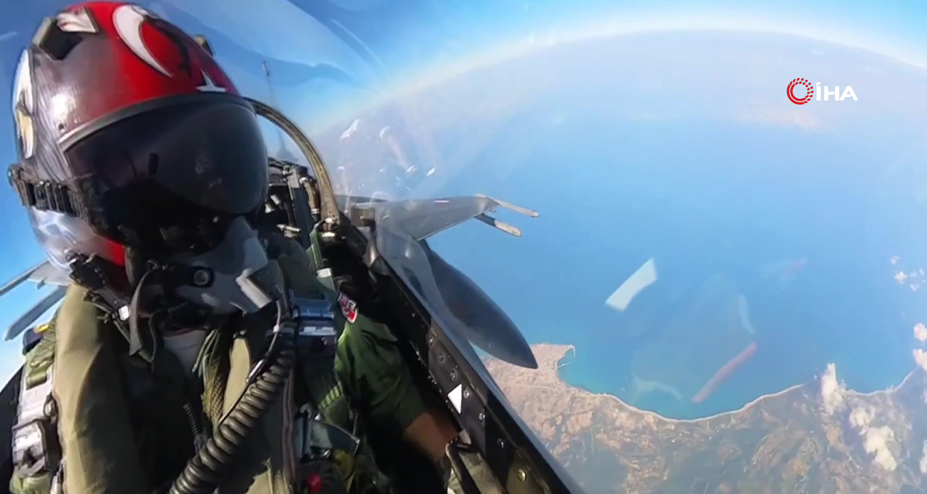 Muharip uçaklar eğitim uçuşu icra etti