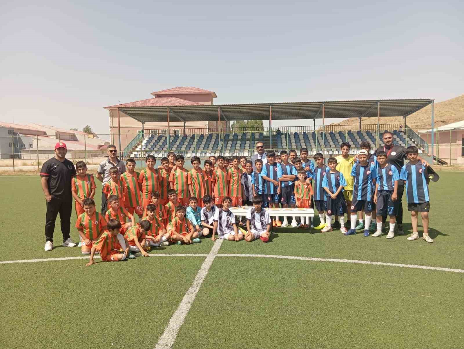 Müdür Aksoy, minik sporcularla bir araya geldi