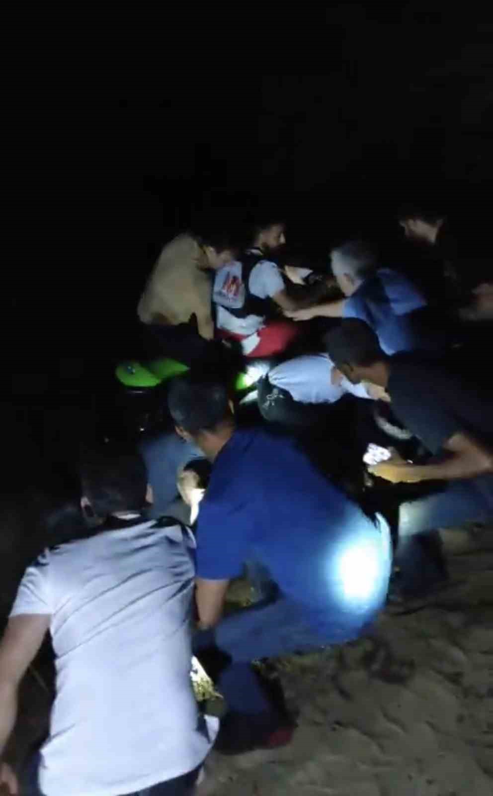 Nehirde mahsur kalan 5 kişi ekipler tarafından kurtarıldı