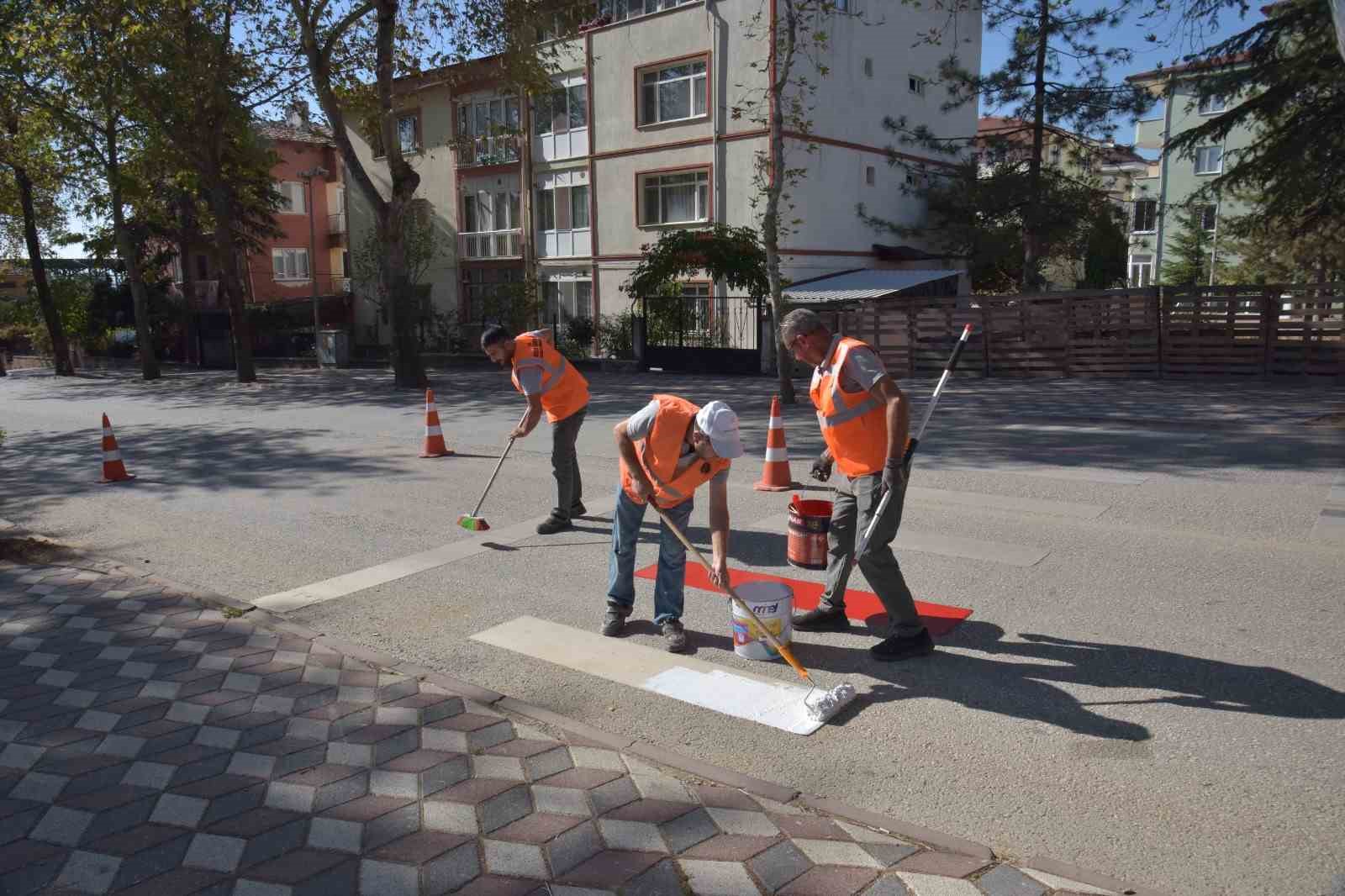 Okul önlerindeki çizgi ve yaya geçişleri boyandı