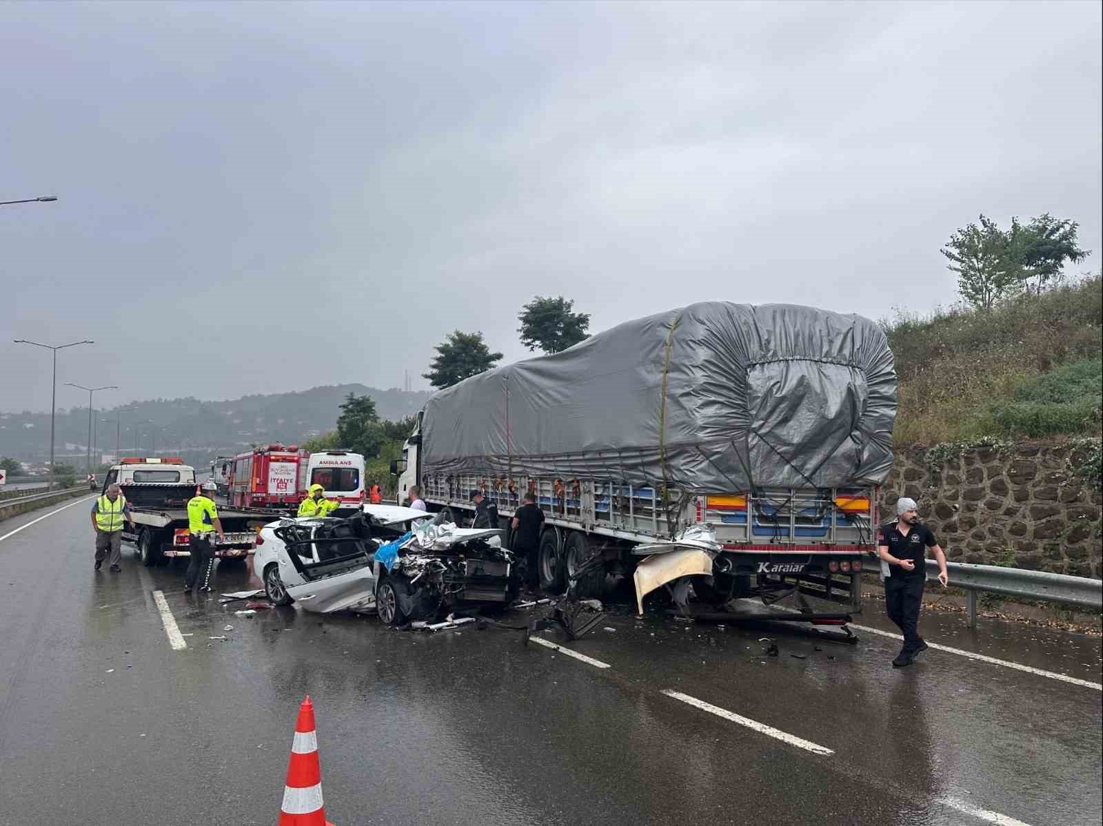Ordu’da otomobil park halindeki tıra çarptı: 1 ölü, 2 yaralı