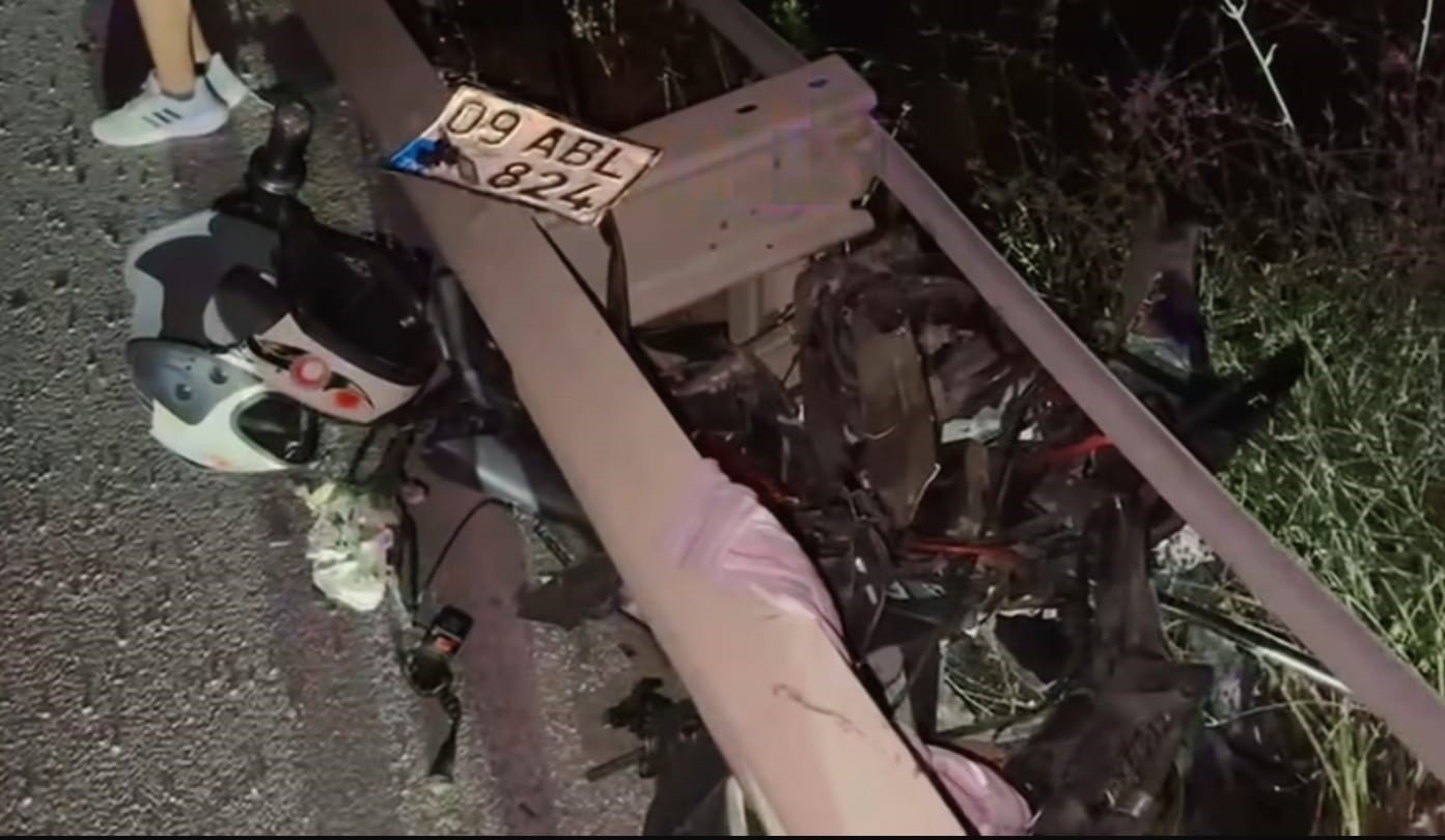 Paramparça olan motosikletin sürücüsü hastaneye kaldırıldı