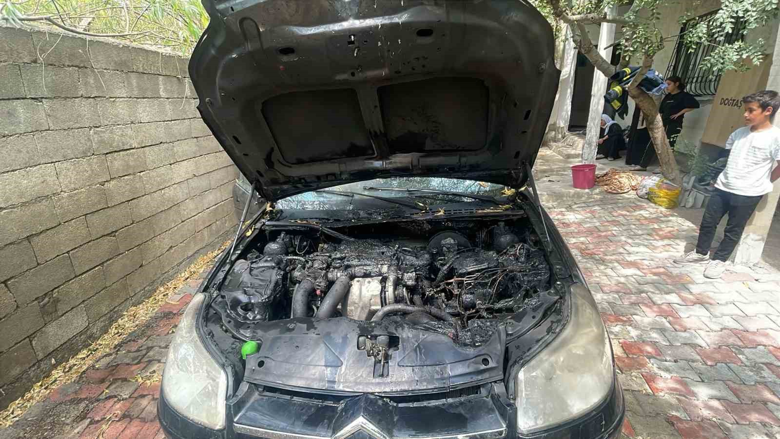 Park halindeki araç alevlere teslim oldu