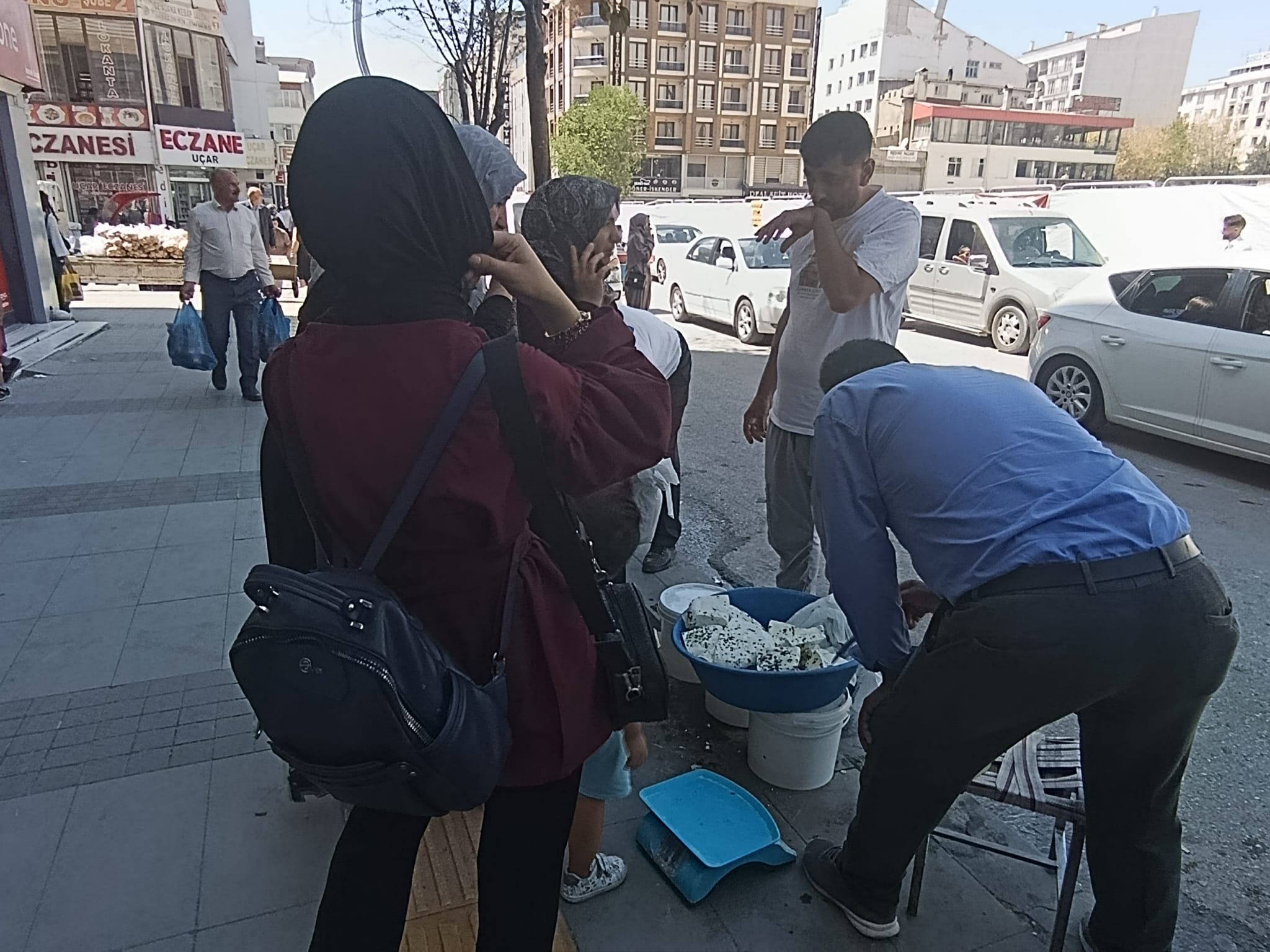 Van’da açıkta satılan peynirler tehlike oluşturuyor!