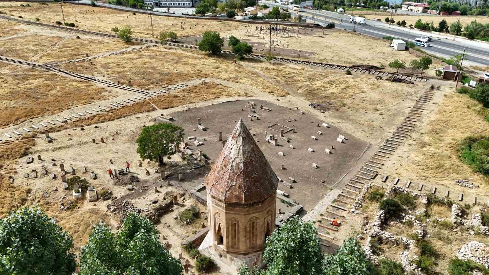 Gevaş Selçuklu Mezarlığı’nda Restorasyon Sürüyor