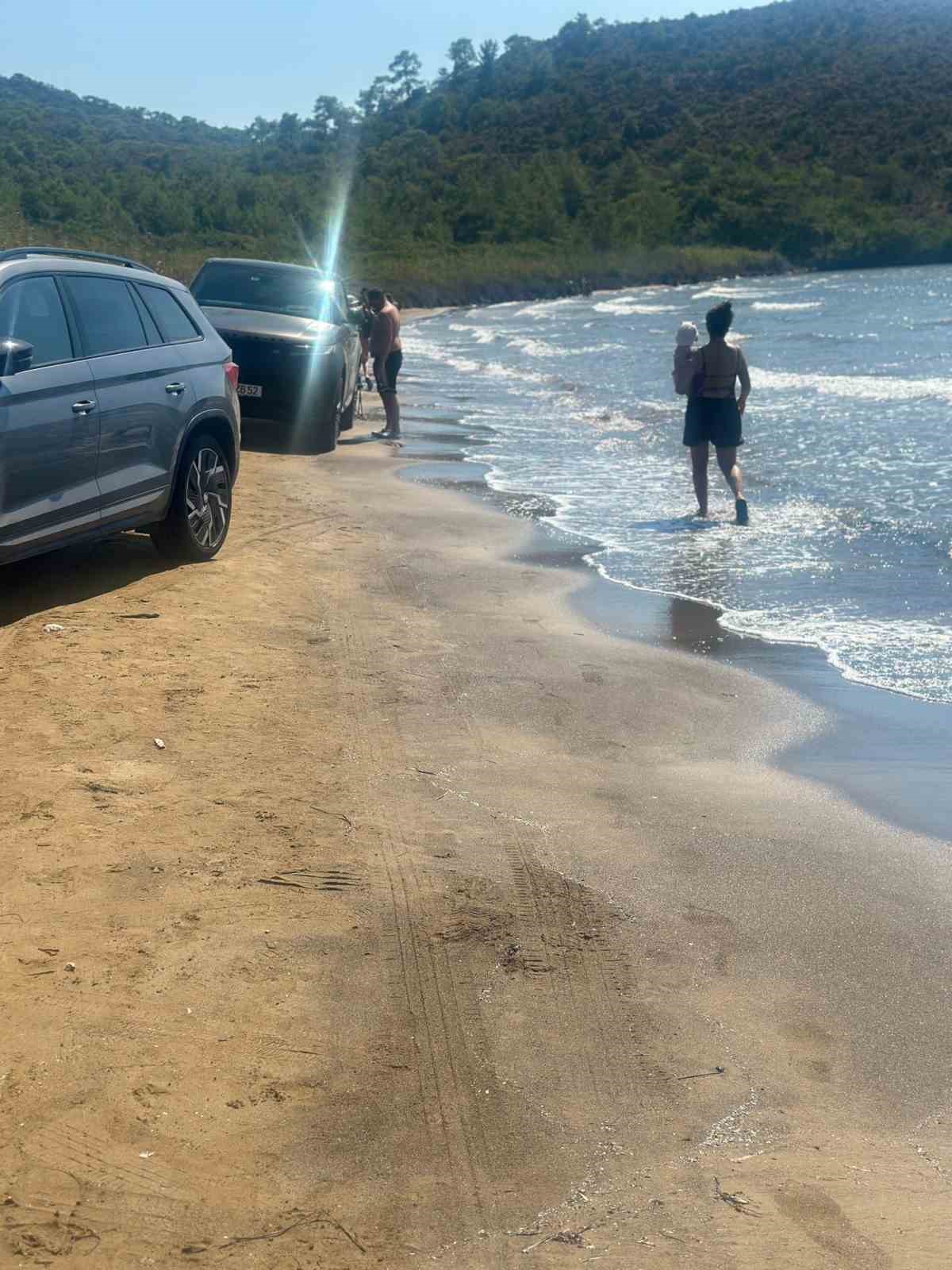 Sahile araçlarını sokan tatilcilere tepki