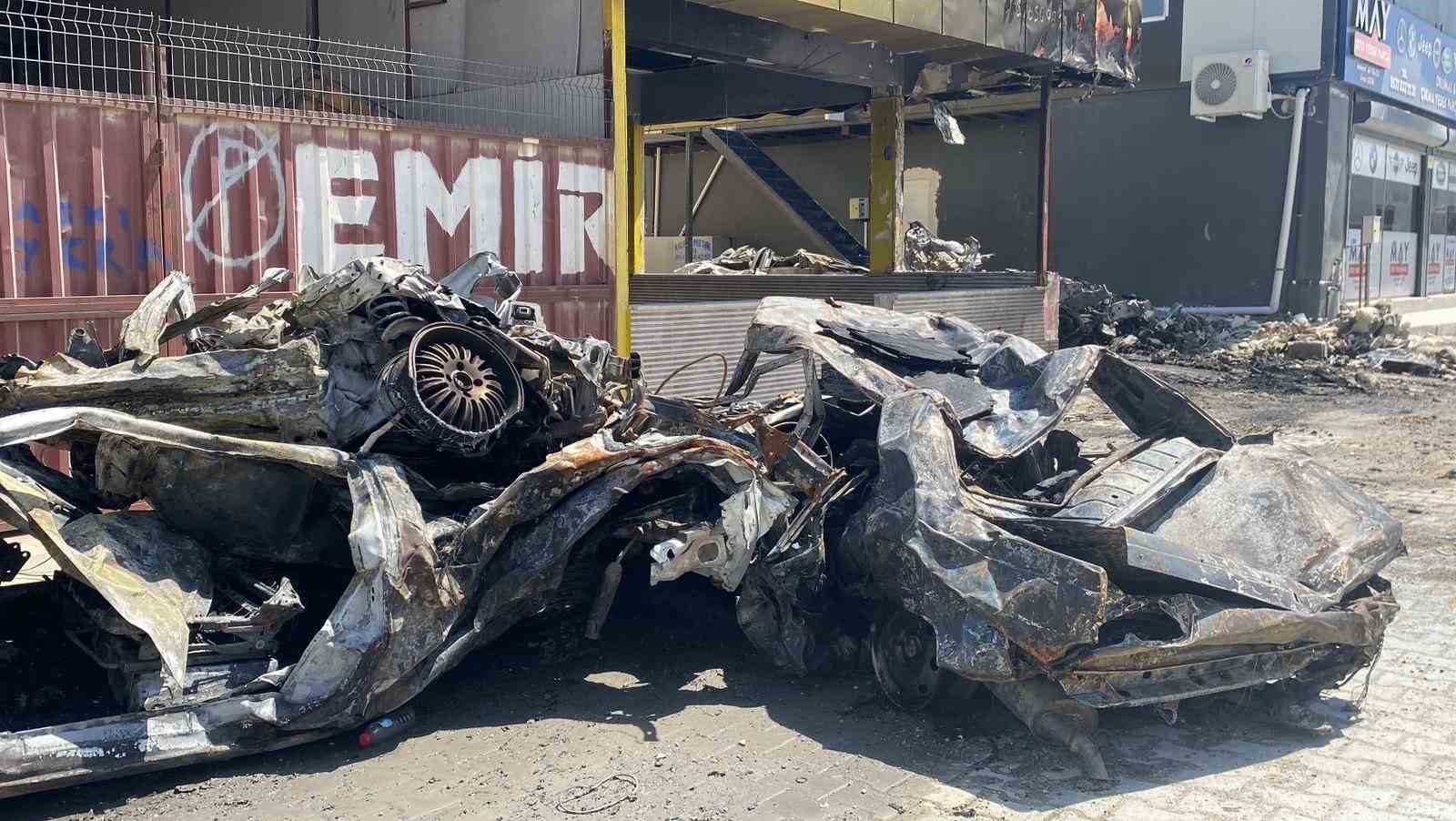 Sanayi sitesinde yangın: İşyeri ve hurda araçlar alevlere teslim oldu