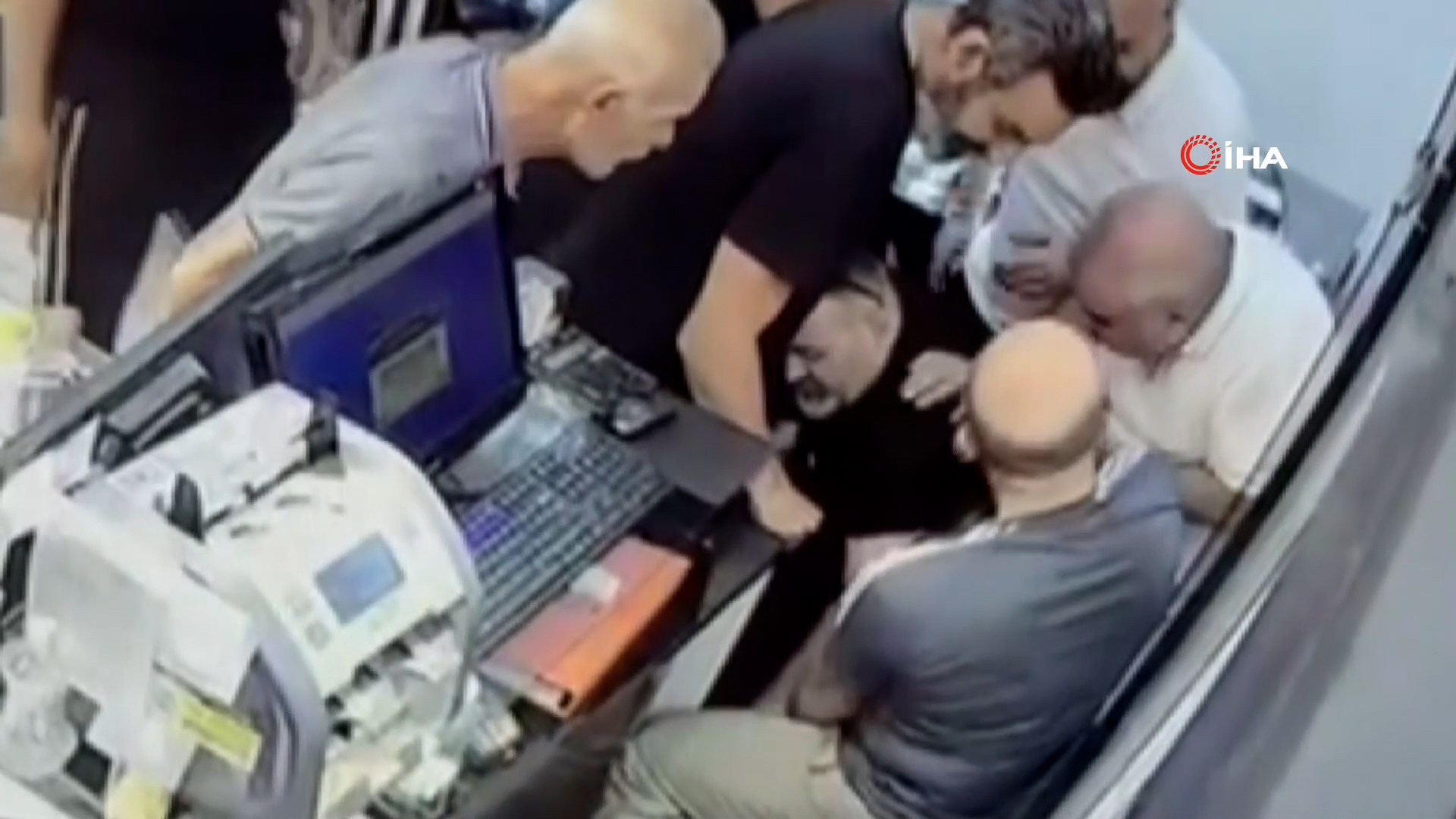 Kuru sıkı silahla kuyumcu soymaya kalktı, baltayı taşa vurdu: O anlar kamerada