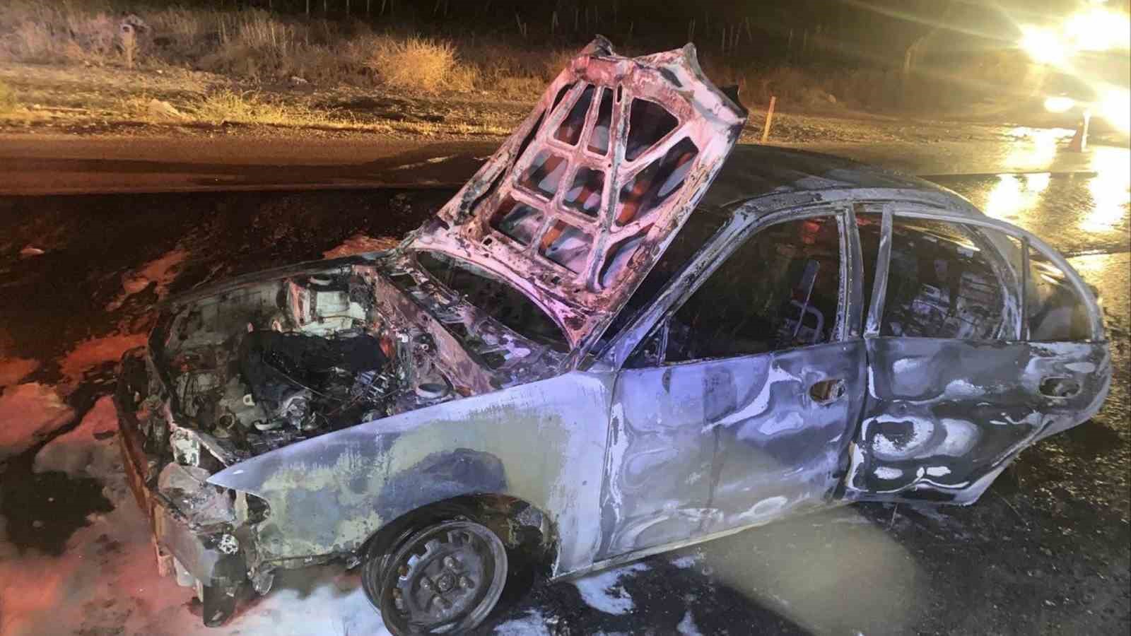 Seyir halindeki araç alev alev yandı: 2 yaralı