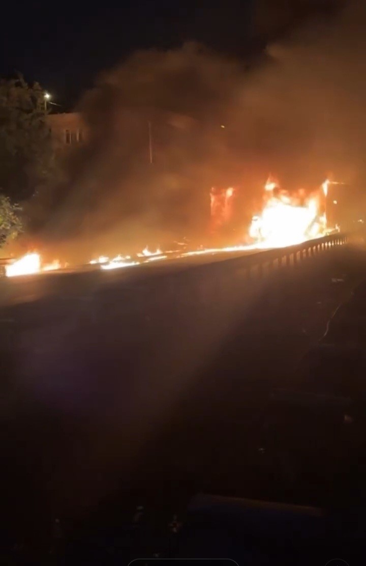 Seyir halindeki tır alevlere teslim oldu