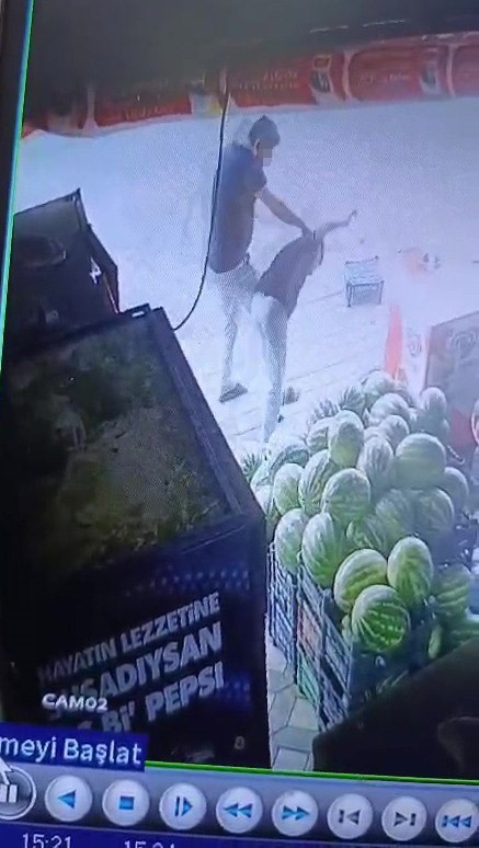 Sipariş verdiği marulu beğenmeyince, market çalışanı çocuğu darp etti