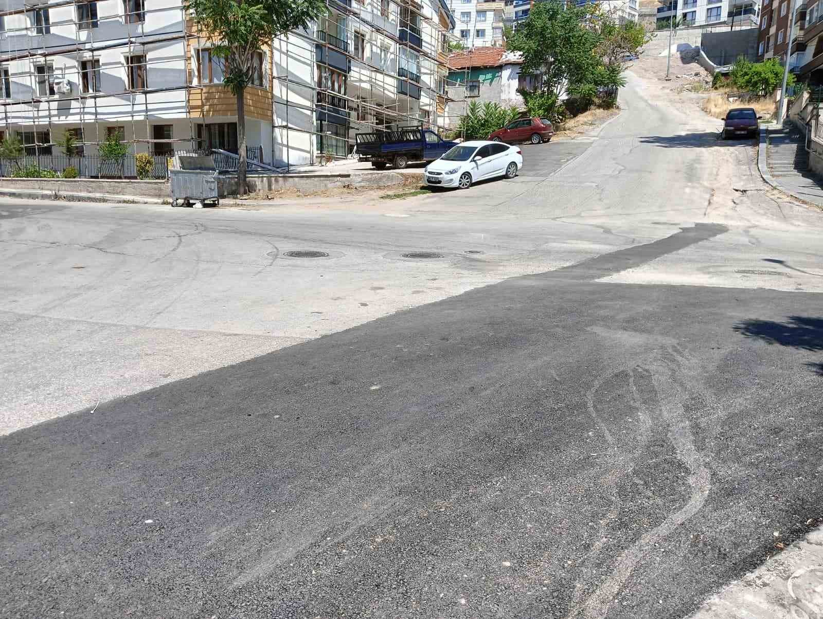 Sürücü fren yerine gaza bastı: 2 yaralı